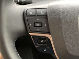 運転中、オーディオの操作をしてて、ハッとしたことはありませんか?ステアリングスイッチは、運転中でもハンドルでオーディオの操作が可能です。安全なドライブをサポートします。