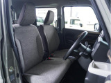 【清潔感のある運転席&助手席】隅々までクリーニングの行き届いた運転席&助手席。目立ったシミや汚れ等もございません。