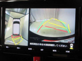 パノラミックビューモニター付きです。車両を上から見たような映像をナビゲーション画面に表示。運転席からの目視だけでは見にくい、車両周辺の状況をリアルタイムでしっかり確認できます。