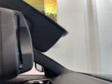 自動防眩機能を備えたルームミラー。ETC車載器を搭載しておりスタイリッシュかつ機能性を兼ね備えております。