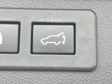 【パワーバックドア】スマートキーや運転席のボタンを押すだけでリアゲートが自動で開閉します!荷物を持っている時や、高い位置にあるバックドアを閉める際に便利な機能です♪