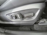 運転席電動シートは、シートポジションを細かく調整できるので長時間の運転もリラックスできますね。