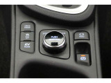 【EVモード】 電気モーターのみを使って走行するモードです。深夜の住宅街、屋内駐車場でエンジン騒音や排気ガスを気にすることなく走行できます。