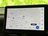 鮮明な地図表示で、目的地まで迷わず行けます。渋滞情報も確認でき、スムーズな移動をサポートします。