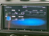 お気に入りの音楽を車内で楽しめます。様々なメディアに対応しており、快適なドライブのお供に最適です。音響調整機能で、好みのサウンドにカスタマイズも可能です。