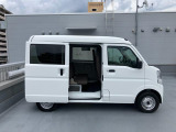 荷室幅がわかるサイドビュー。リヤドアは開閉しやすい持ち手の【縦型スライドドアハンドル】!