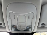 運転席のヘッドライナー部に配置されているルームスイッチ