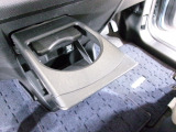 使わないときは収納しておける引き出し式ドリンクホルダーをご用意しています。