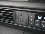 ◆USB接続端子◆スマホやiPodなどを接続して、いつもの音楽を車内でもお楽しみいただけます♪