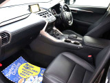 自社工場を3拠点完備しております。重整備やカスタムを始め、ご購入後のお車のメンテナンスも弊社にお任せください。