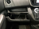車検証入れになどにも使える便利な収納BOXあります。