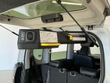 【電動パワークレーン】荷室までは持ち上げにくかった重たい車いすもラクに積み下ろしできます。天井付けなので、収納時の荷室スペースも確保できます。
