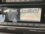 ギアをリバースに入れると車両後方の映像を映し出します。画面にはガイドラインが表示され、車庫入れや縦列駐車などの際に安全確認をサポートします。