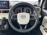 握りやすいデザインのステアリング。操作性の良いスイッチ類が配置されており、運転に集中できる環境です。快適なドライビングをサポートします。