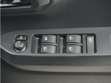 パワーウィンドウを装備しております。運転席側はオート機能付きで、スイッチを奥まで押す・引くことで、窓が自動で全開・全閉します。
