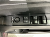 狭い駐車場で便利な電動格納ドアミラーが付いています。