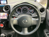 握りやすいステアリングで、運転操作を快適にします。操作性も高く、スムーズなハンドリングを実現。運転の楽しさを高めてくれます。