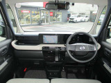 広いフロントガラスで視界良好の運転席。