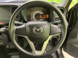 握りやすい形状で、運転姿勢にフィット。操作性も良く、スムーズなハンドリングをサポートします。スポーティな印象も与え、快適なドライブを。
