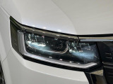 【LEDヘッドライト】悪天候や夜間走行時も良好な視界を確保し安心して運転できる高輝度LEDヘッドライトを装備!点灯速度が早く、消費電力も抑えられています。