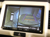 パノラミックビューモニターを装備。クルマを真上から見るように周囲を確認できます。