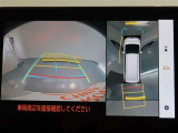 パノラミックビューモニター付きです。車両を上から見たような映像をモニター画面に表示。運転席からの目視では見にくい、車両周辺の状況をリアルタイムでしっかり確認できます。