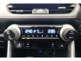 ★運転席と助手席でそれぞれお好みに合わせて温度設定が行えるフルオートエアコンです。外気温や室温、日射量を感知し、吹き出し温度、風量を緻密に制御します