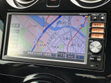 鮮明な地図表示で、目的地までのナビゲーションをスムーズに行えます。長距離ドライブも安心です。