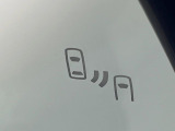 【ブラインドスポットモニター】走行中、ドアミラーの死角になりやすい箇所に後続車が接近するとサイドミラーのレンズに警告を表示!ドライバーに注意喚起をしてくれます。