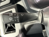 【オートワイパー(AUTO)】雨が降り出した時に、雨滴検出用センサー(レインセンサー)が雨滴を感知すると、自動でワイパーが動作します。