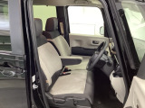 【ベンチシート】運転席と助手席の移動もスムーズ!狭い駐車場での乗り降りや、お子様の乗り降りにも便利です。座席の間にコンソールボックスやドリンクホルダーがないため、車内空間が広く感じます。