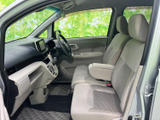 運転しやすい視界と、操作しやすい配置が魅力。快適なドライブをサポートする、機能的な空間です。日常使いに最適です。