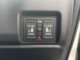 運転席の手元で両側スライドドアの開閉操作が可能です。