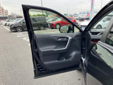 運転席からの視界は広く、運転操作もスムーズに行えます。快適なドライビングをサポートする機能も充実しています。時間を忘れて運転に集中できる空間です。