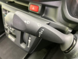 雨天時でもクリアな視界を確保できるワイパーレバー。操作も簡単で、雨の日の運転を安心して行えます。ウォッシャー液の噴射もスムーズ。