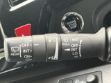 雨天時でもクリアな視界を確保できるワイパーレバーです。運転に必要な情報をしっかりと確認できます。