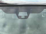 【スズキ セーフティサポート】走行中に前方の車両等を認識し、衝突しそうな時は警報とブレーキで衝突回避と被害軽減をアシスト。より安全にドライブをお楽しみいただけます。