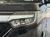 LEDヘッドライトは、点灯の瞬間から最大光量を発揮し、突然暗くなるトンネルなどでの安定感を高めます。