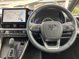 握りやすいステアリング形状で、快適なドライビングをサポート。操作性にも優れ、運転の楽しさを高めます。