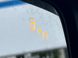 【リヤビークルディティクション】走行中、ドアミラーの死角になりやすい箇所に後続車が接近するとサイドミラー付近に警告を表示、ドライバーに注意喚起と、万一の際はハンドル操作をアシストをします。