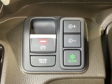 セレクトレバーの右に電子制御パーキングブレーキがあります。スイッチひとつで、停車した地点の傾斜などをシステムが検知・判断してブレーキ力を自動的に最適制御し、しっかり停車できるパーキングシステムです。