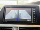 【サイドモニター】ドアミラーについているカメラから映像を映します。車幅も把握しやすくてとても便利ですね。