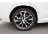 BMWのほぼすべてのモデルに『ランフラット・タイヤ』を標準装備しています。もしもパンクした場合でも、そのまま時速80kmまでで航続距離80km走行可能です。立ち往生する事無く、事故も未然に防ぎます。