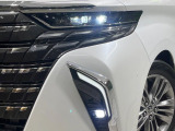 【LEDヘッドライト】悪天候や夜間走行時も良好な視界を確保し安心して運転できる高輝度LEDヘッドライトを装備!点灯速度が早く、消費電力も抑えられています。
