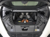 パワートレインは3.0L V6ツインターボエンジンに加えてモーターを搭載し、830馬力(カタログ値)を発揮します。
