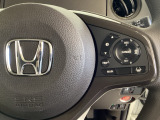 ハンドルにHondaセンシング系のクルーズコントロールやレーンキープアシストなどの操作スイッチが装備されています。ハンドルから手を離さず安全に操作できます。