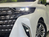 【LEDヘッドライト】悪天候や夜間走行時も良好な視界を確保し安心して運転できる高輝度LEDヘッドライトを装備!点灯速度が早く、消費電力も抑えられています。