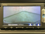 【バックカメラ】運転が苦手な方も車庫入れラクラクです!ギアをリバースに入れれば自動的に切り換わりますので、面倒な操作は不要です♪狭い駐車場もお車を傷つけず安心ですね!