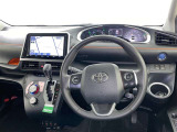 運転席まわりです。 各操作スイッチは使いやすい位置に配置されてます。