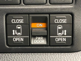 【両側パワースライドドア】スマートキーや運転席のスイッチで後席両側スライドドアの開閉が可能♪電動だから力を入れてドアを開ける必要が無く、小さなお子様でも簡単に開け閉めでき快適です♪